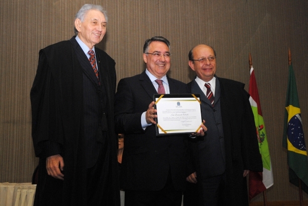 Colombo e o vice Eduardo Pinho Moreira são diplomados pelo TRE-SC. Foto: Jaqueline Noceti/SECOM